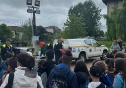 Gli alunni in piazza Papa Giovanni Paolo II insieme alla Protezione Civile